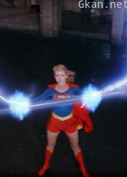 女巫大战女超人，黑暗魔法和超能力哪个厉害？女超人借用雷电之力