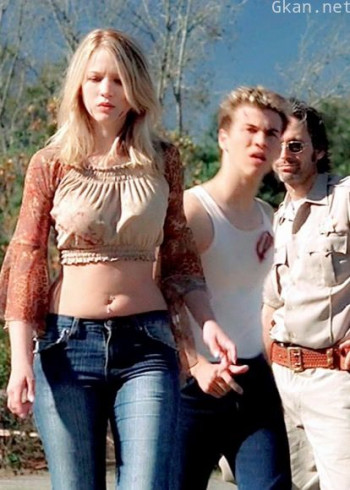 一群学生在墓地玩了一天一夜，直到临死之际，还认为是在度假村